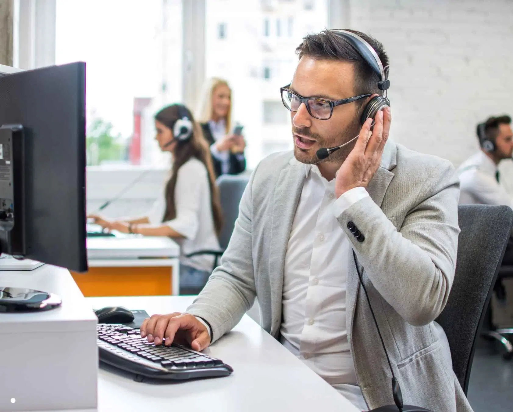 What Is Multi-Channel Customer Support? A Simple Guide For Modern Teams